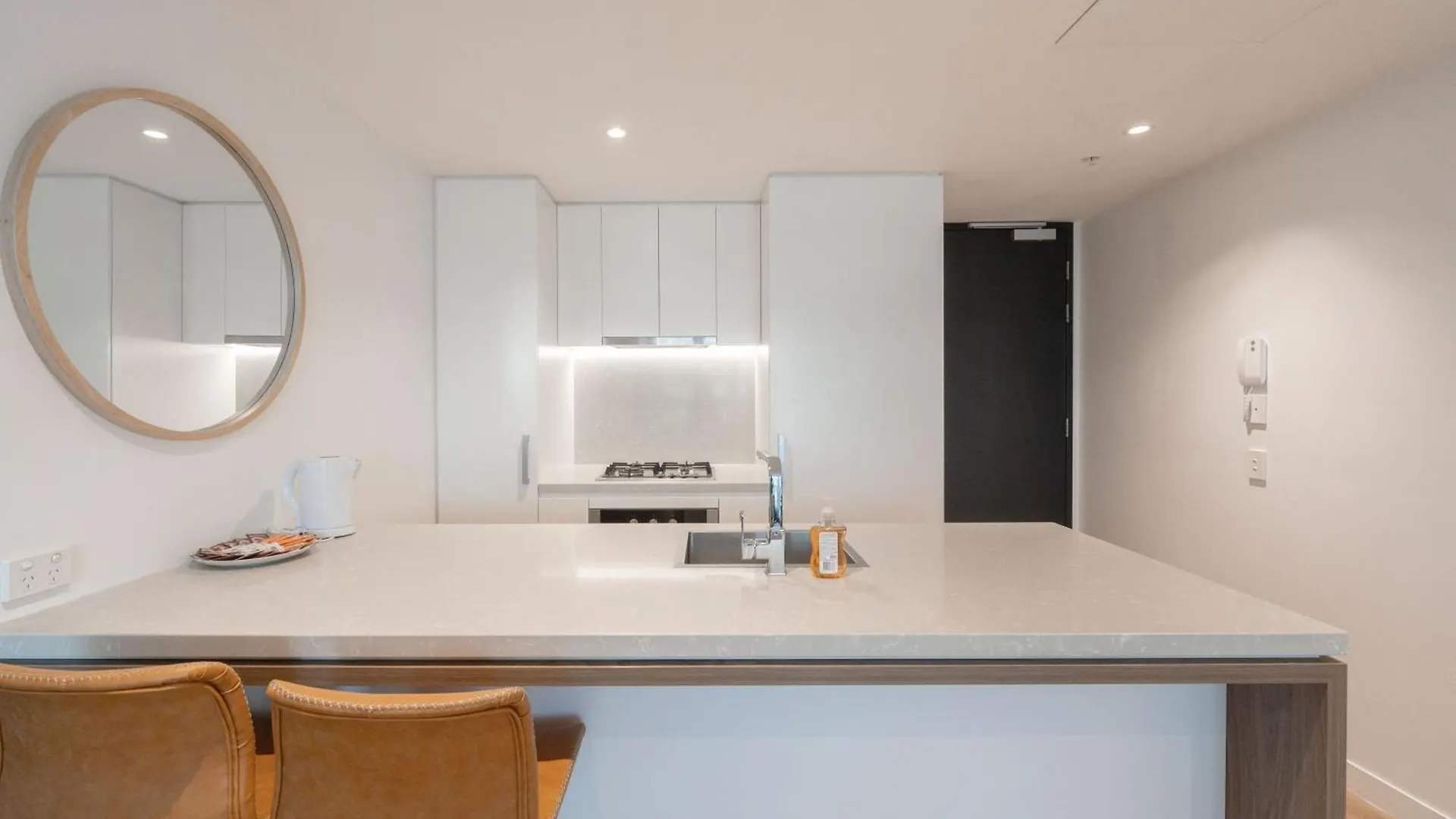 דירה בריסביין Modern Valley Pad With Rooftop Pool, Study & Parking אוסטרליה