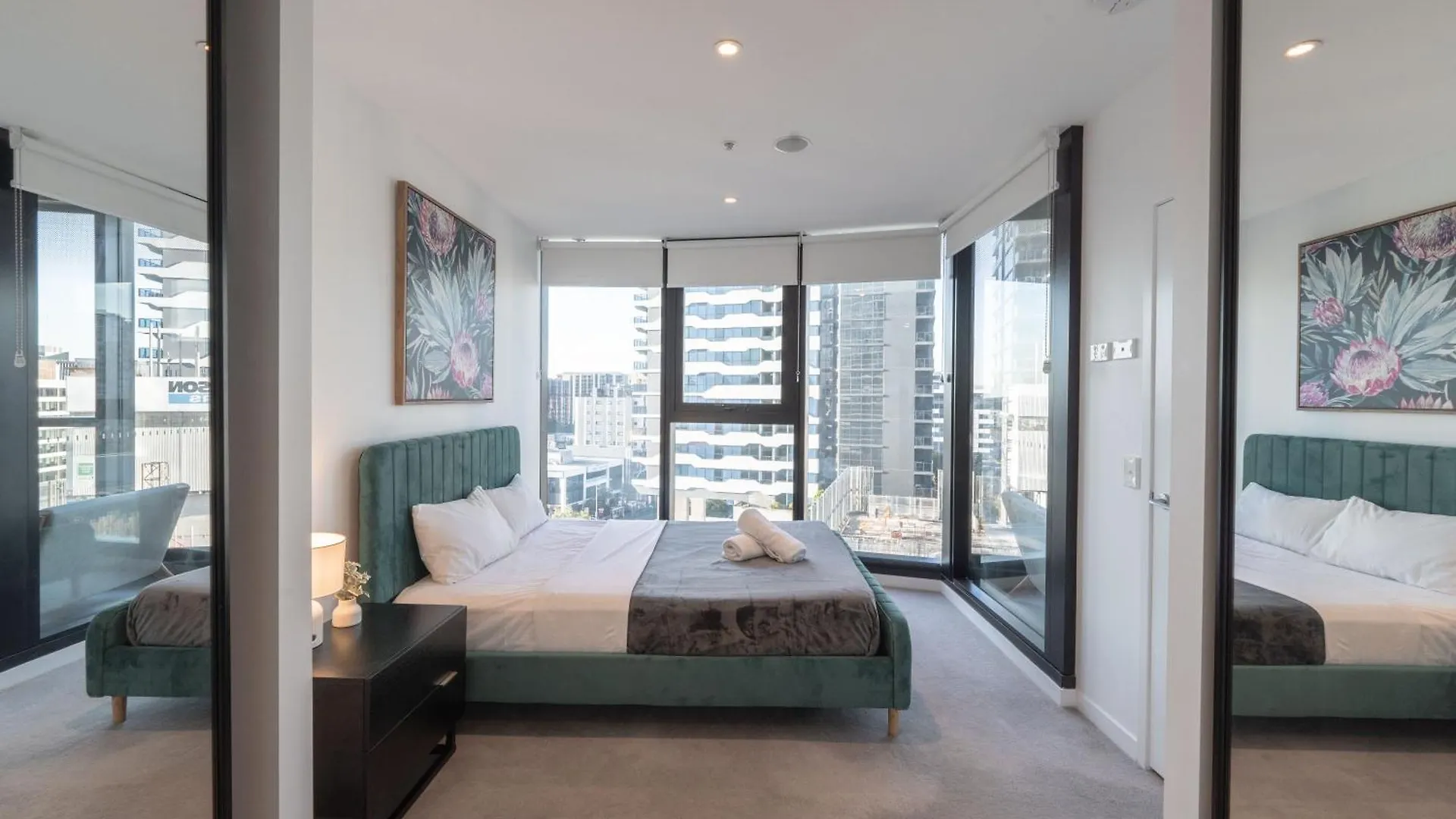 בריסביין Modern Valley Pad With Rooftop Pool, Study & Parking דירה
