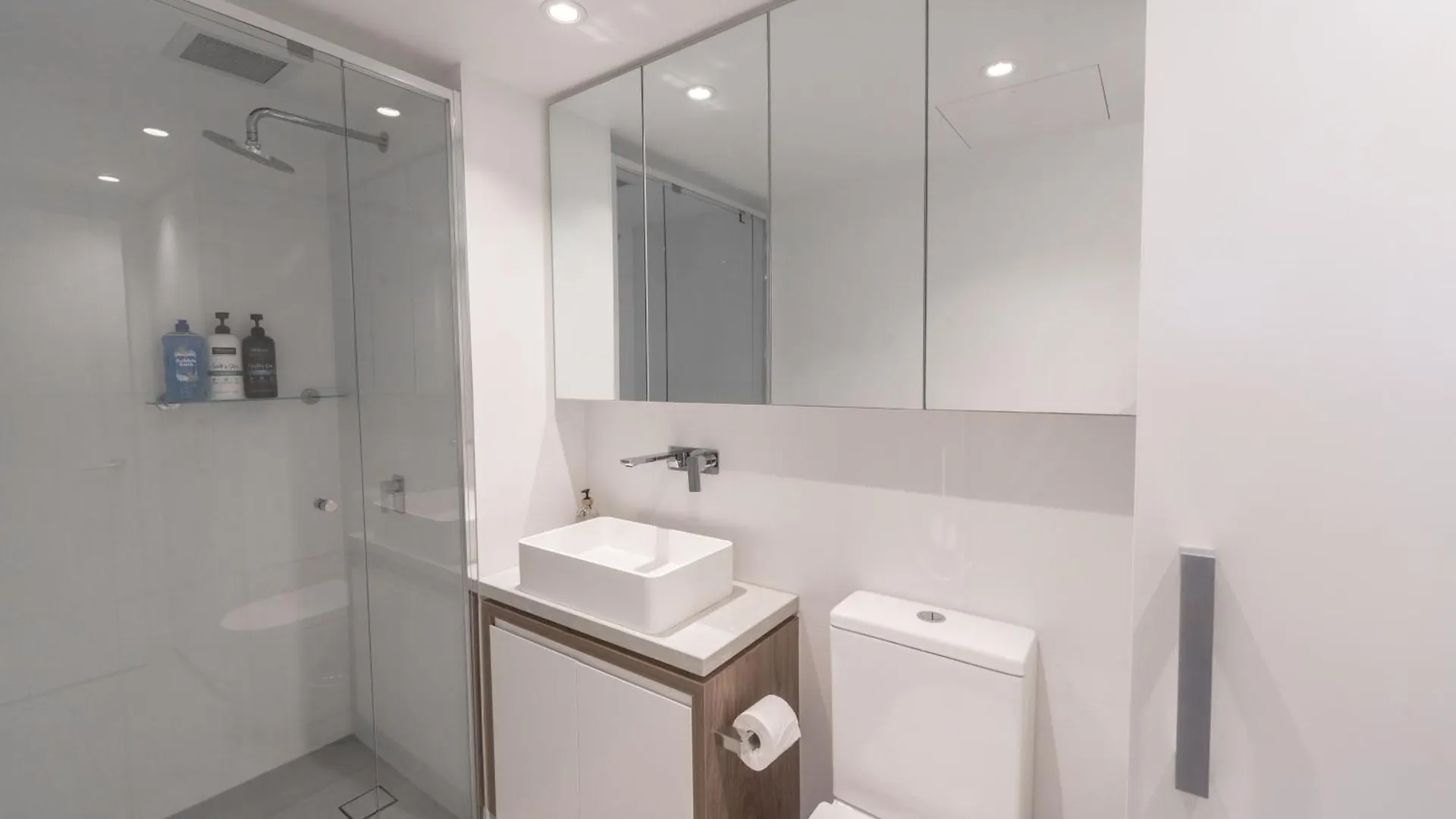 בריסביין Modern Valley Pad With Rooftop Pool, Study & Parking דירה