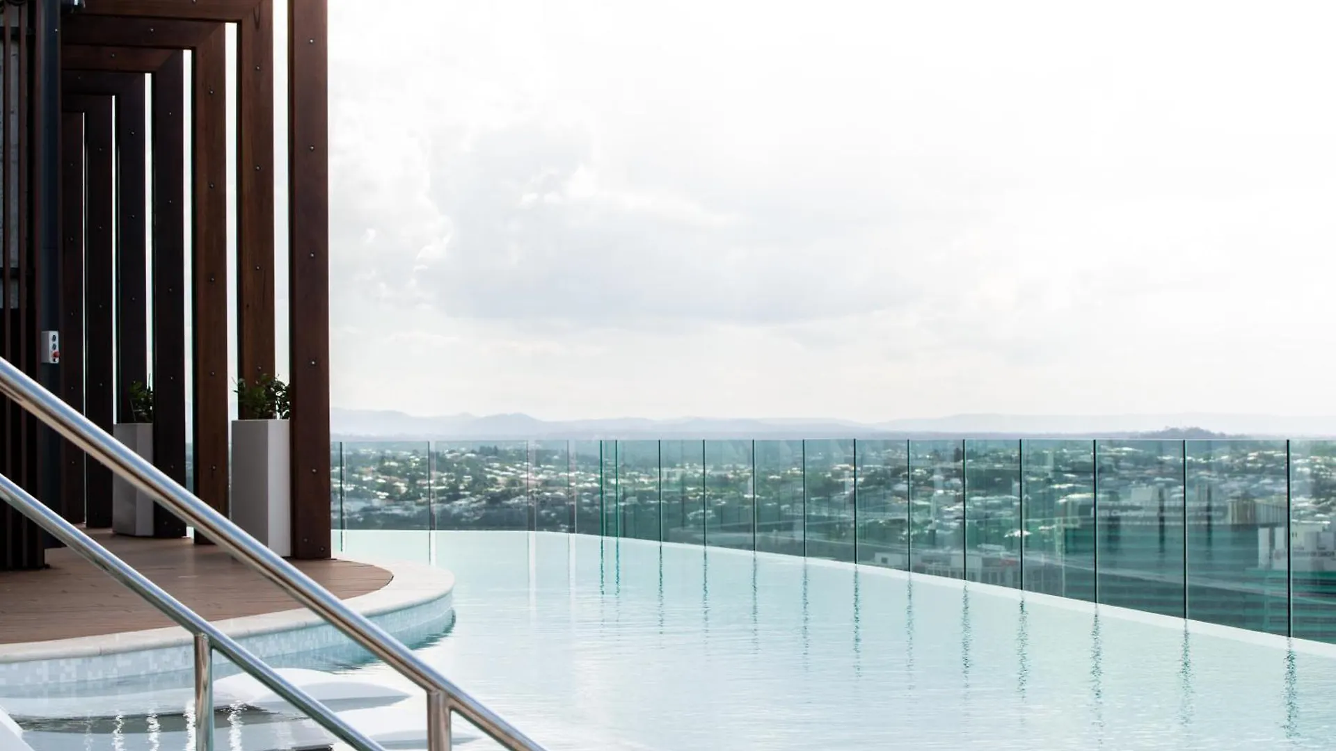 شقة Modern Valley Pad With Rooftop Pool, Study & Parking بريزبين