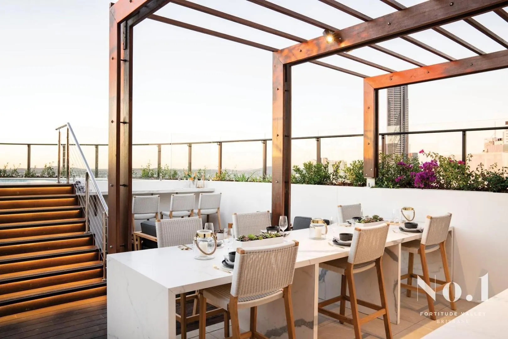 Modern Valley Pad With Rooftop Pool, Study & Parking بريزبين شقة
