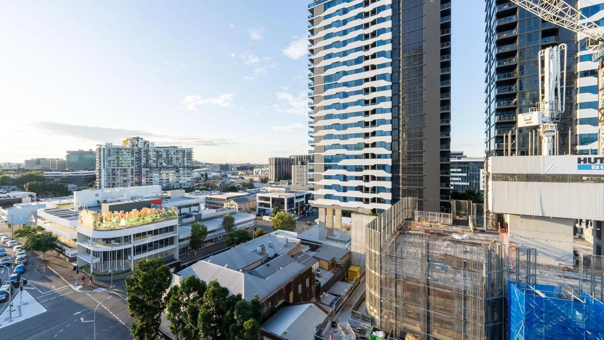 شقة Modern Valley Pad With Rooftop Pool, Study & Parking بريزبين