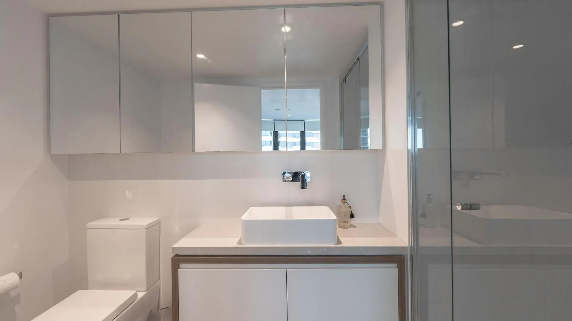 Modern Valley Pad With Rooftop Pool, Study & Parking بريزبين أستراليا